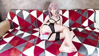 A pretty woman with a nice body plays with a dildo, making cum