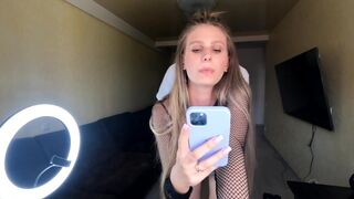 A babe has sex while her boyfriend is on the phone with her