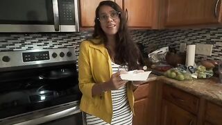 My stepmom, a spicy Latina, squirts me cum in the morning when my dad's not around