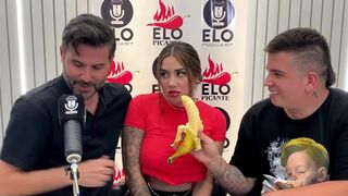 Sara Blonde chupando y mamando en una entrevista caliente