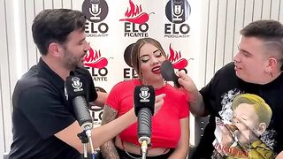 Sara Blonde chupando y mamando en una entrevista caliente