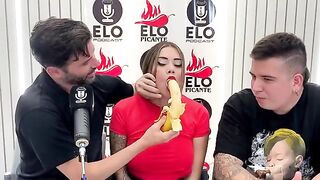 Sara Blonde chupando y mamando en una entrevista caliente