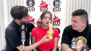 Sara Blonde chupando y mamando en una entrevista caliente