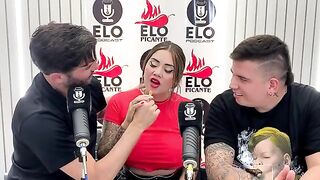 Sara Blonde chupando y mamando en una entrevista caliente