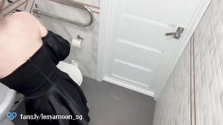 A hot first date ended with a steamy encounter in the toilet