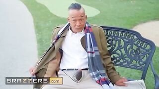 Guy flashes his dick in the park and attracts Ebony Mystique’s attention