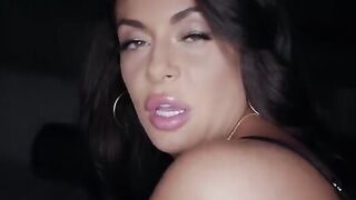 Voluptuous MILF Kiki gets her tight asshole gapped