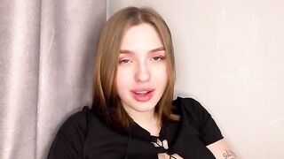 A juicy girl with a great ass masturbates at home and comes