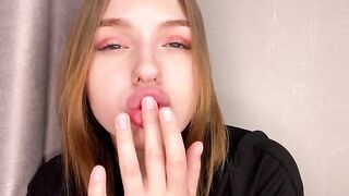 A juicy girl with a great ass masturbates at home and comes
