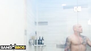 Mia Malkova ambushes and seduces her stepbrother for sex