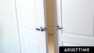Gorgeous MILF Voyeur Alexis Fawx Seduces Scissoring Teen Carter Cruise