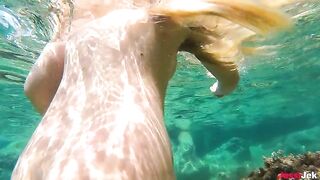Underwater sex with a big ass babe on the beach