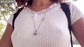 Masturbazione e orgasmo pubblico per questa ragazza con sconosciuti che la guardano