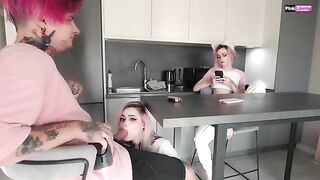 A couple went to change clothes at the most unfortunate moment, caught by a surprise visitor