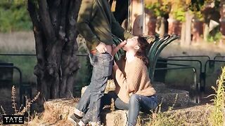 Babe has risked her pussy to mouth in public space