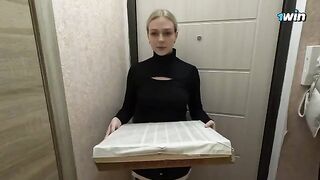 A hot delivery girl got fucked after eating a pizza