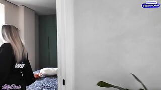 A lonely MILF seduced the handyman with her perfect ass