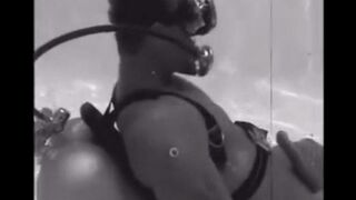 During the diving, she gave a blowjob to an underwater researcher