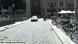 A hot girl exposed her pussy on the city streets to show it