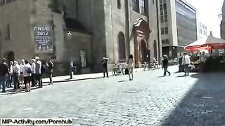 A hot girl exposed her pussy on the city streets to show it