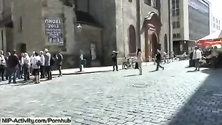 A hot girl exposed her pussy on the city streets to show it