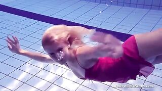 Babe Helen has no shame and swims in the pool naked