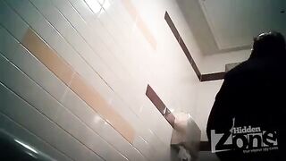 A camera was secretly installed in the toilet, and you can see a lot