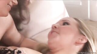 Two mature lesbians have a hot lesbian sex using their stockings