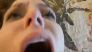 A man got his donger sucked by a member at home, what a glory!