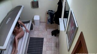 A naked client was filmed by a hidden camera in the Czech solarium