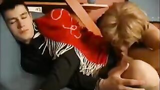 A mom woke up her son with a blowjob, what a weird life