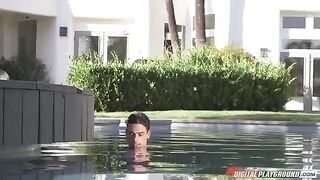 A hot chick is fucking with her boyfriend in the swimming pool