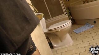 A hot woman has sex right in her own home