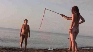 A cute girl has no shame and plays naked on the beach