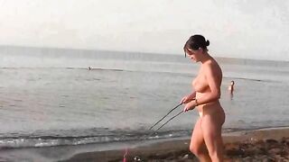 A cute girl has no shame and plays naked on the beach