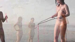 A cute girl has no shame and plays naked on the beach
