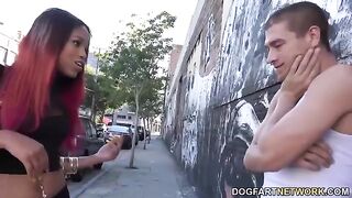 Mulatochka Nicole Apples explains how to use the sexual machine for guys