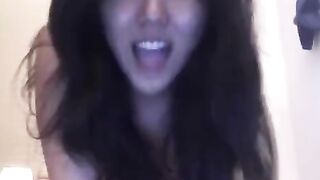 Asian beauty achieved orgasm by masturbating on the bed