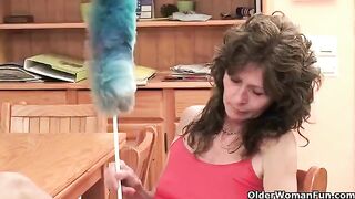 A mature woman plays with her pussy by her fingers