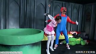 Babe showed her sexual skills to the entire audience