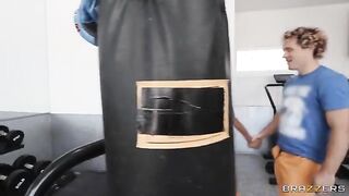 Vabbing Latina gets her face covered with sperm after squats