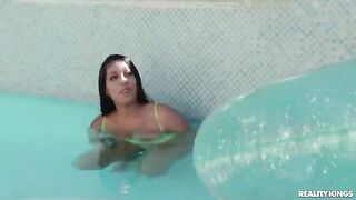 Babe teaching guy how to swim in the pool