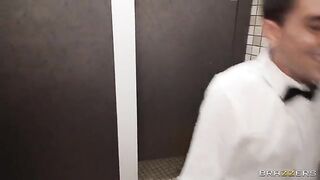 The waiter served a big round ass in the toilet at the party