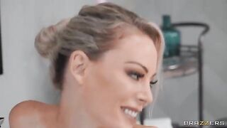 The guy has sex with sexy MILF in the bathtub full of foam