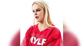 Too Slim Thick To Quit - zrelaya devushka otsykla na divane