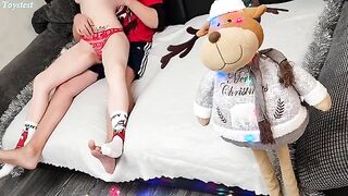 The girl knows how to show the guy she wants a real threesome experience