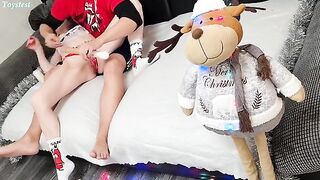 The girl knows how to show the guy she wants a real threesome experience