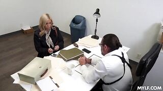 The boss doesn't seem to care that I'm married, so I keep having sex
