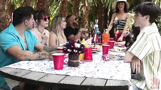 A guy showed the audience a master class in making blowjobs