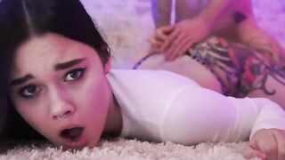 What is he doing to my pussy? - Hot amateur action